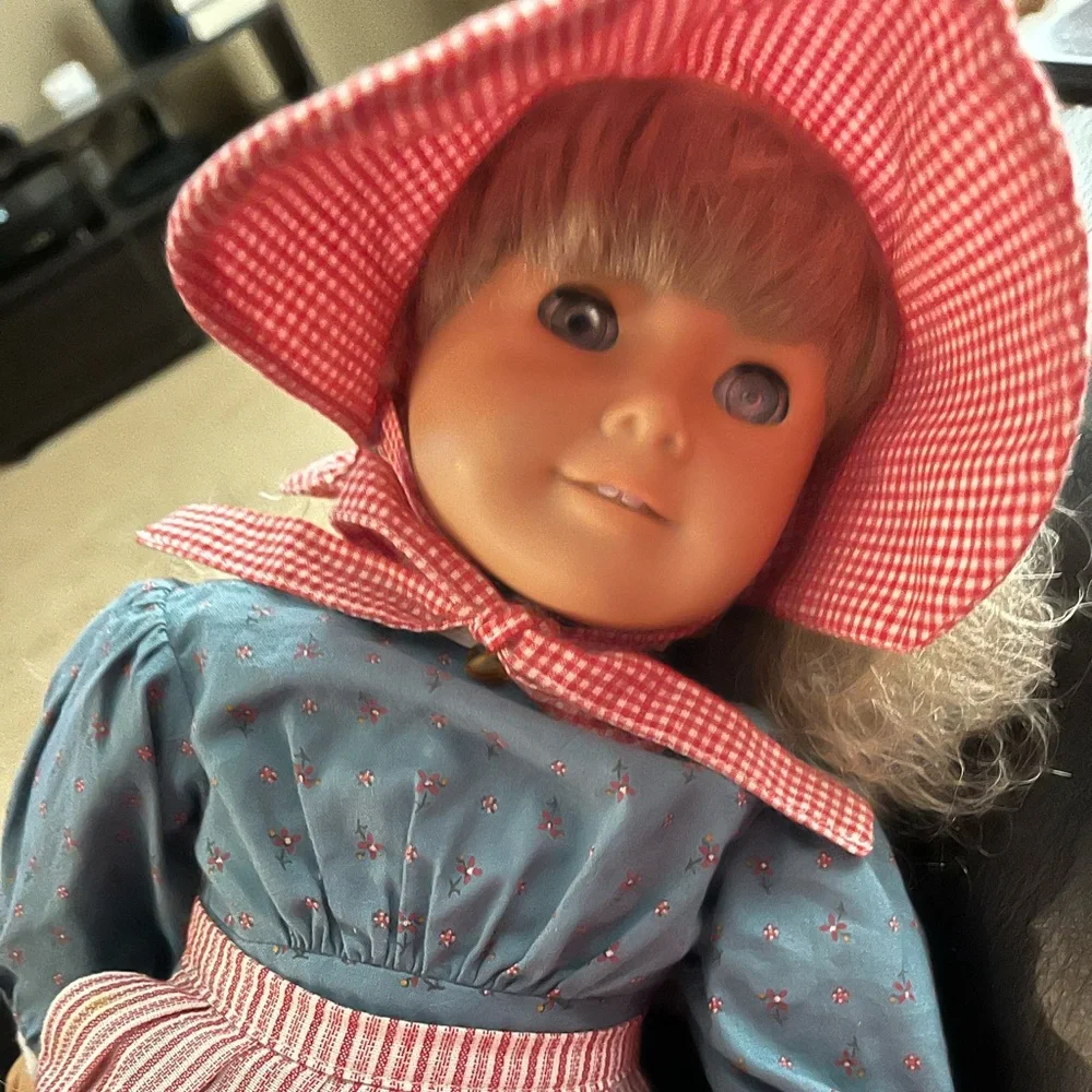 Kristen Larson- An American Girl Doll with book - Picture 1 of 3